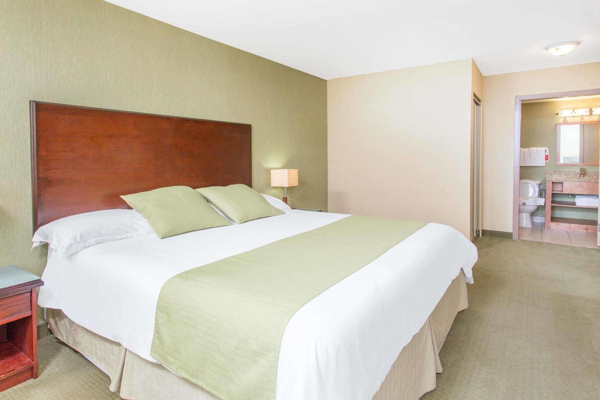 Ramada by Wyndham Williams Lake Bagian luar foto